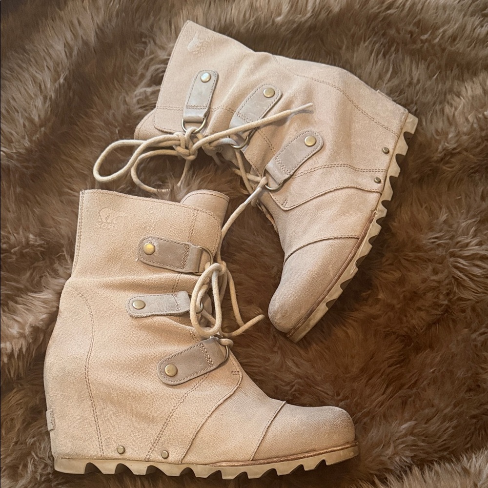 Women's Sorel Wedge Beige Lace-Up Boots Size 8.5